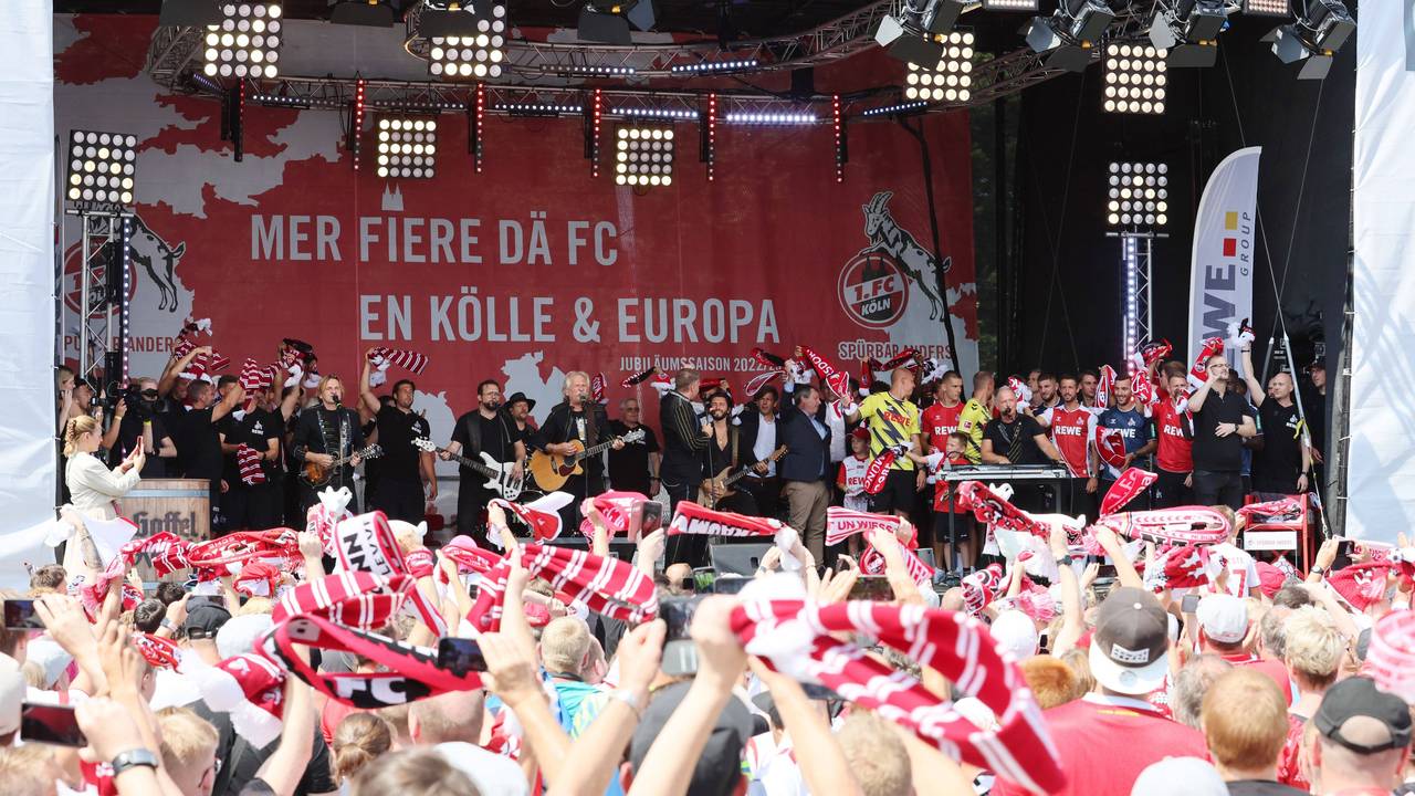 Mannschaft und Fans des 1. FC Köln sangen bei der Saisoneröffnung am Samstag (23. Juli 2022) gemeinsam mit den Höhnern die Hymne.