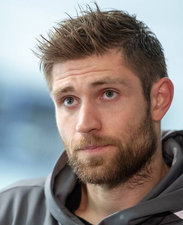 Eishockeyspieler Leon Draisaitl blickt während eines Pressestatements in die Runde.