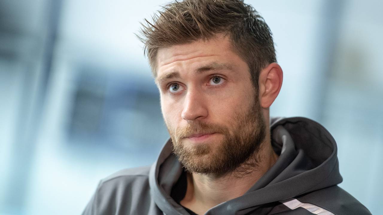 Eishockeyspieler Leon Draisaitl blickt während eines Pressestatements in die Runde.