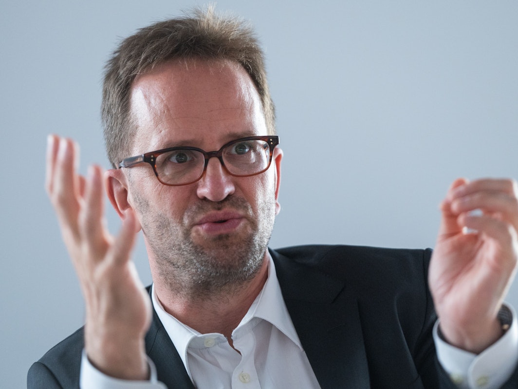 Klaus Müller, damals Vorstand des Verbraucherzentrale Bundesverbands (VZBV) und jetzt Präsident der Bundesnetzagentur, spricht bei einem Interview.