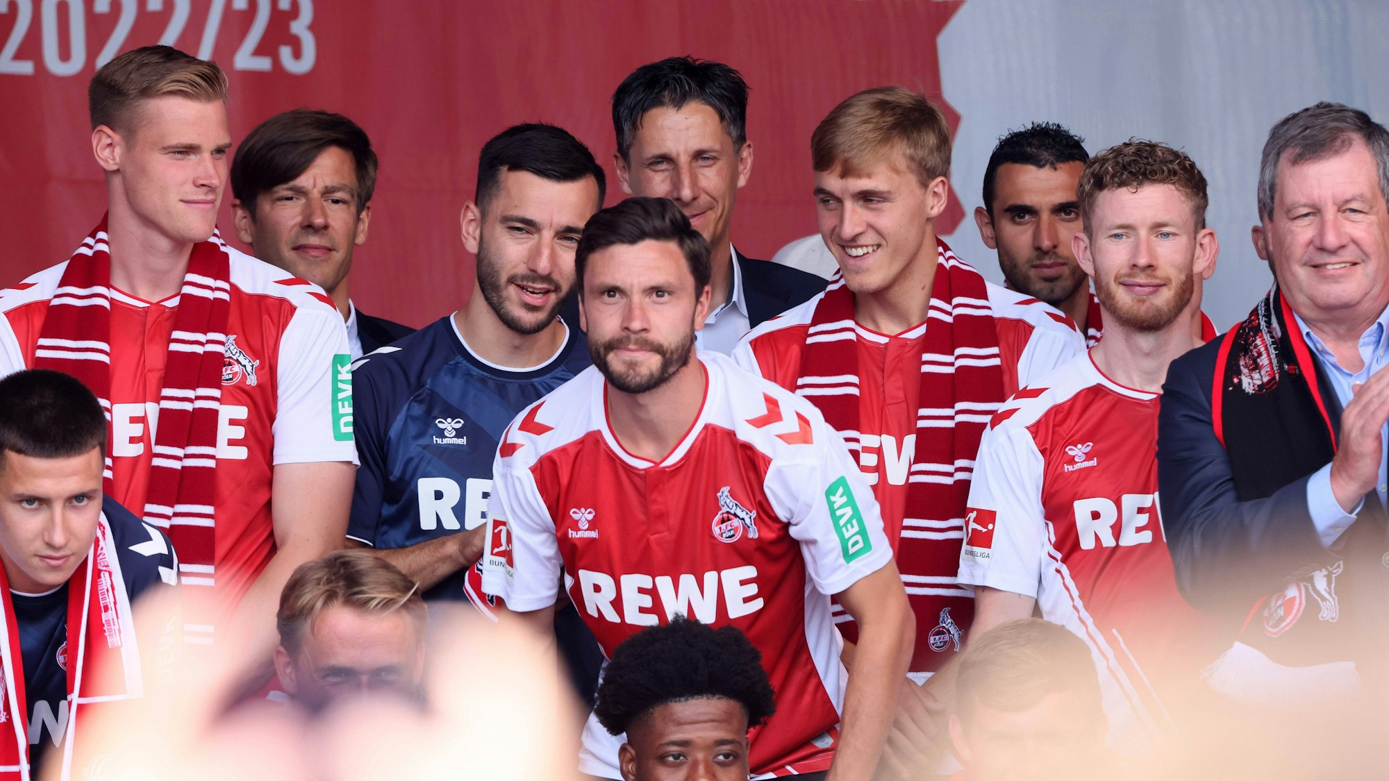FC-Kapitän Jonas Hector (M.) und Stürmer Steffen Tigges (l.) mit ihren Teamkollegen bei der Saisoneröffnung des 1. FC Köln auf der Bühne.