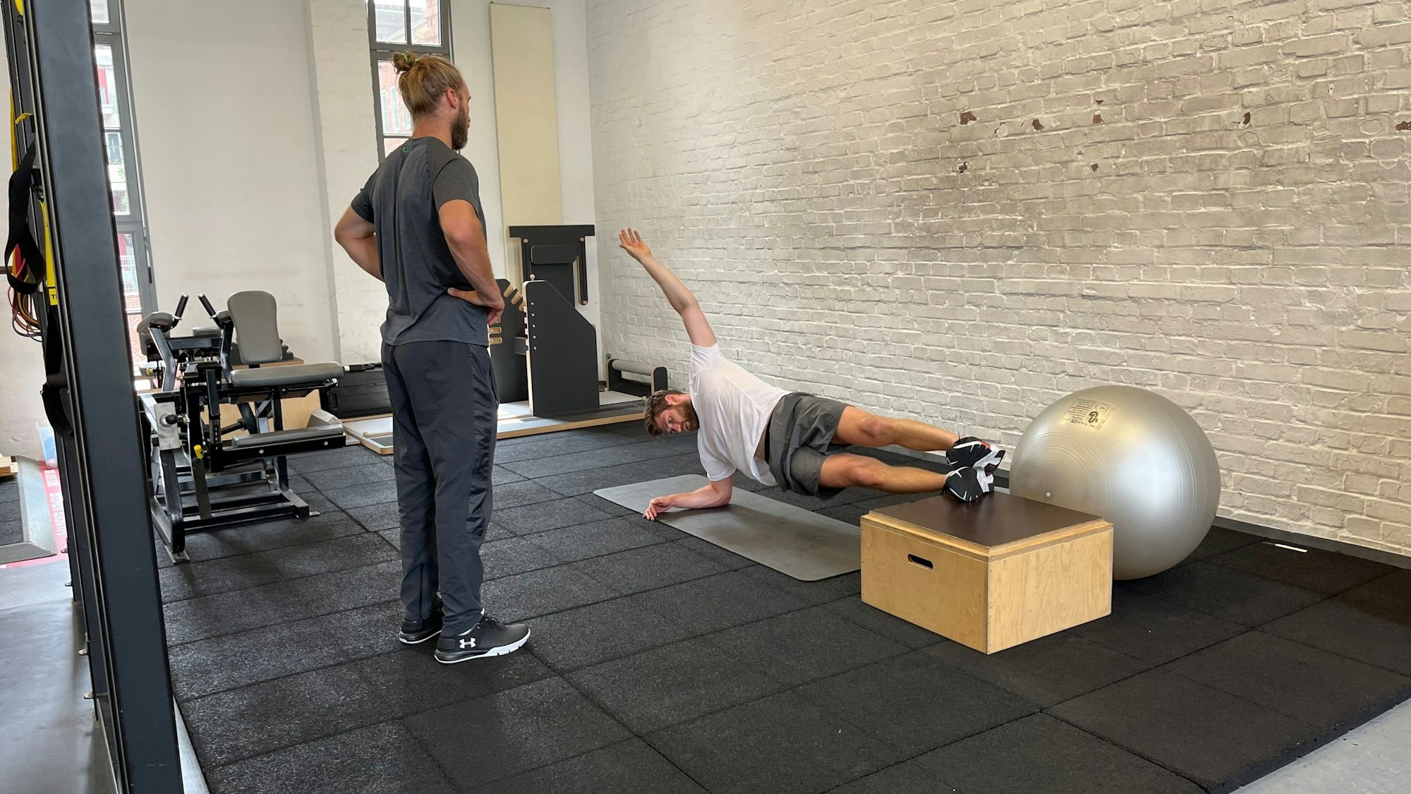 Leon Draisaitl im Training in Köln bei Fitness-Coach Arne Greskowiak.