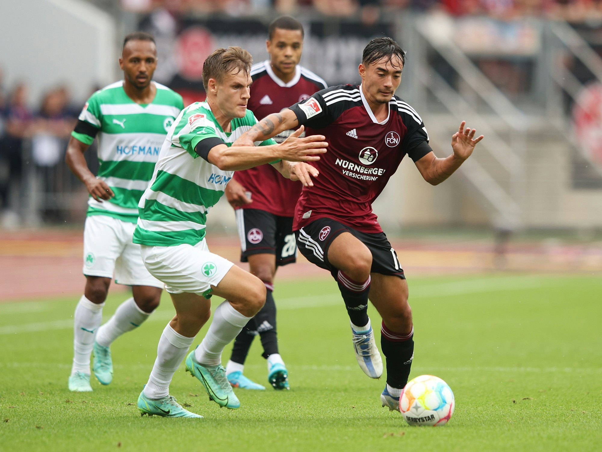 Jens Castrop im Zweikampf gegen Max Christiansen.