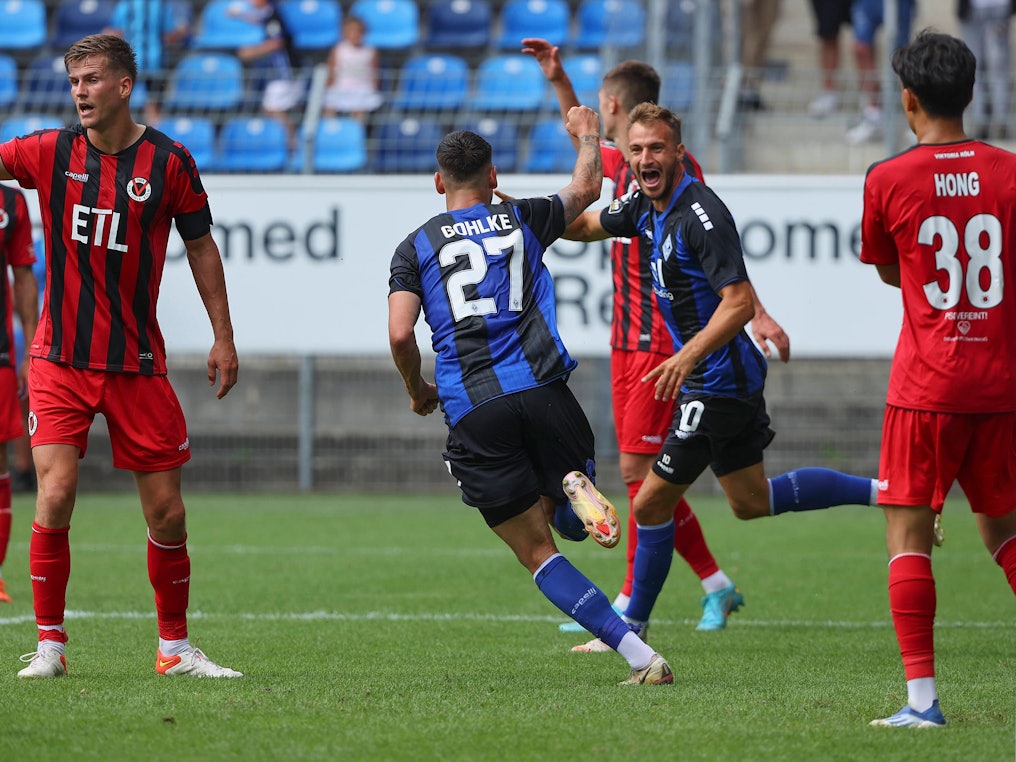 Gerrit Gohlke jubelt gegen Viktoria Köln.