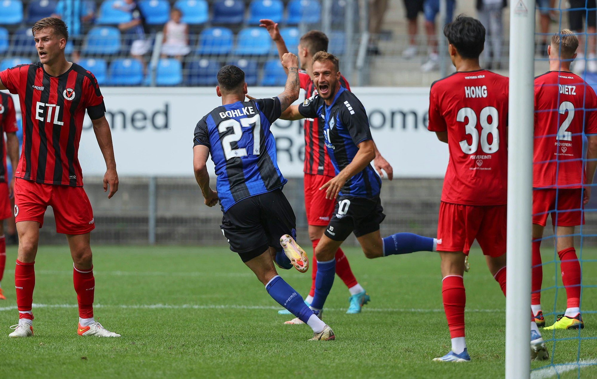 Gerrit Gohlke jubelt gegen Viktoria Köln.