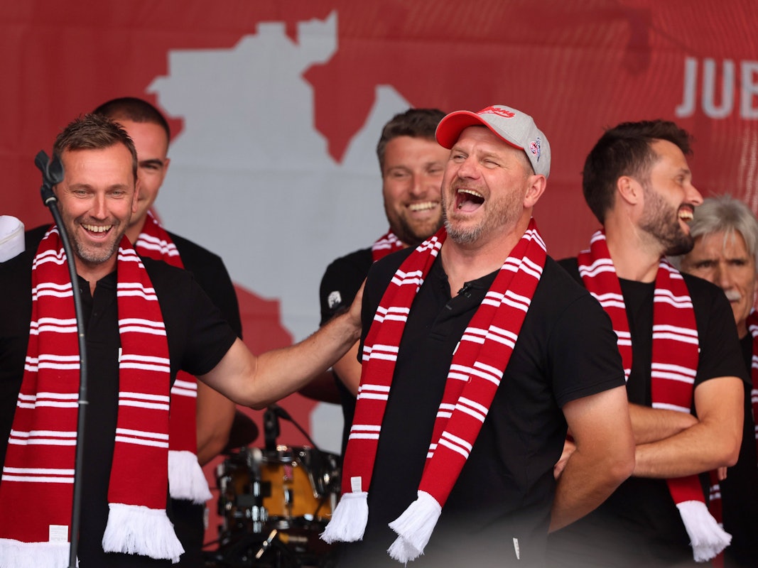 FC-Coach Steffen Baumgart (r.) bei der Saisoneröffnung m Samstag (23. Juli 2022) mit Co-Trainer André Pawlak