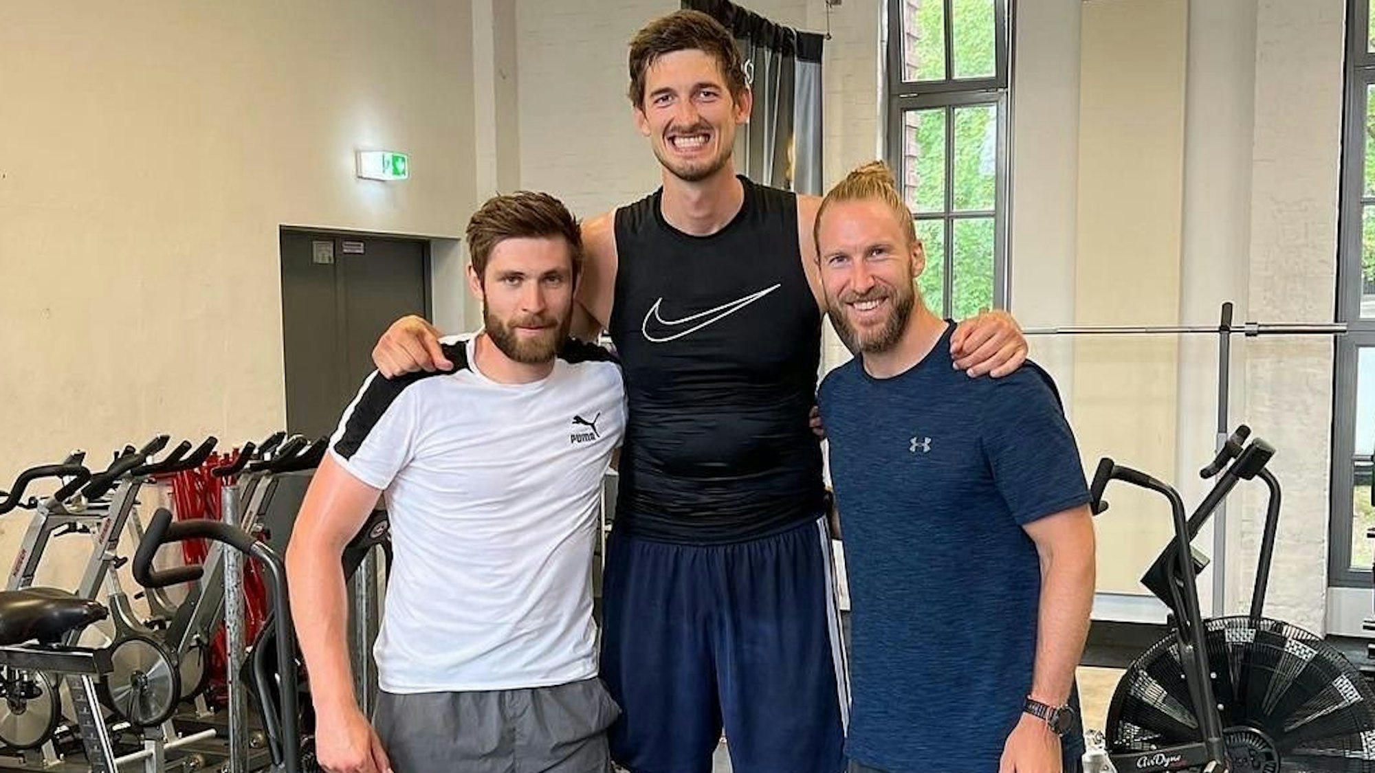 Leon Draisaitl und Basketballer Tibor Pleiß im Training in Köln bei Fitness-Coach Arne Greskowiak.