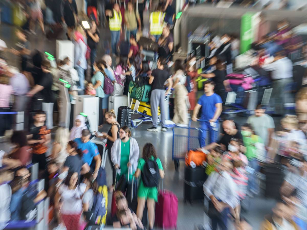 Zahllose Reisende warten im Terminal 1 des Frankfurter Flughafens am Check-In.