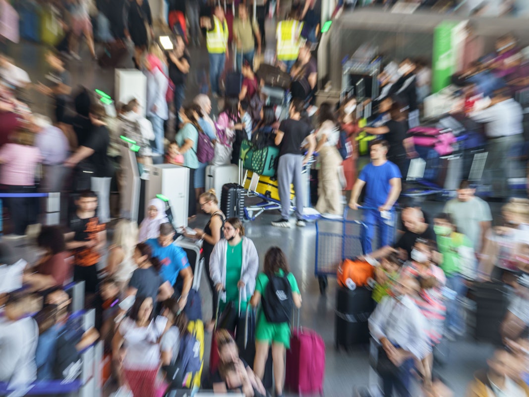 Zahllose Reisende warten im Terminal 1 des Frankfurter Flughafens am Check-In.