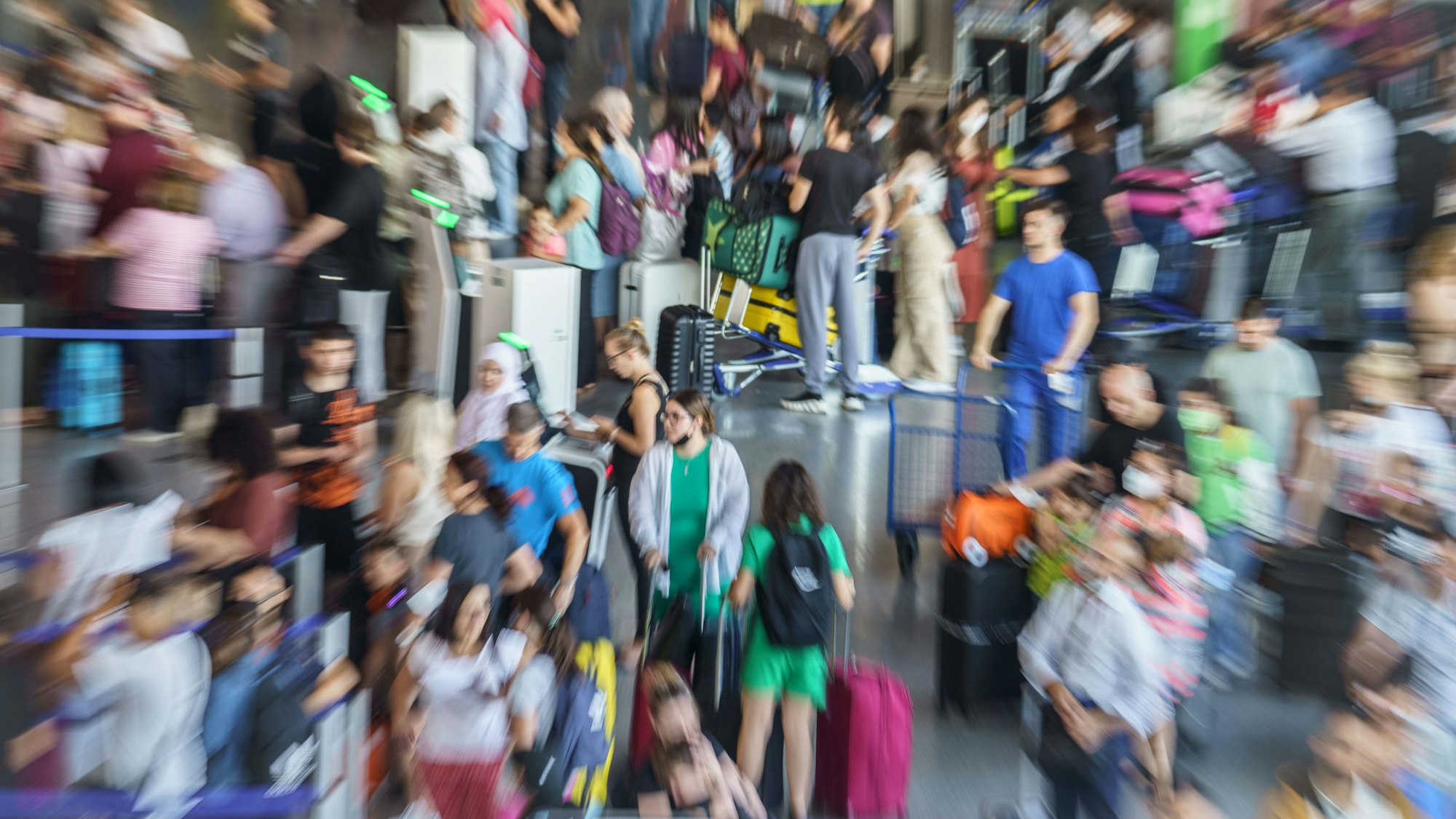 Zahllose Reisende warten im Terminal 1 des Frankfurter Flughafens am Check-In.