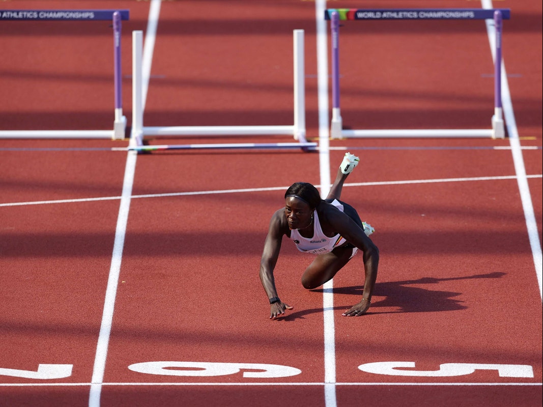 Anne Zagré kommt bei der Leichtathletik-WM bei ihrem Solo-Lauf über 100 Meter Hürden kurz vor dem Ziel zu Fall.