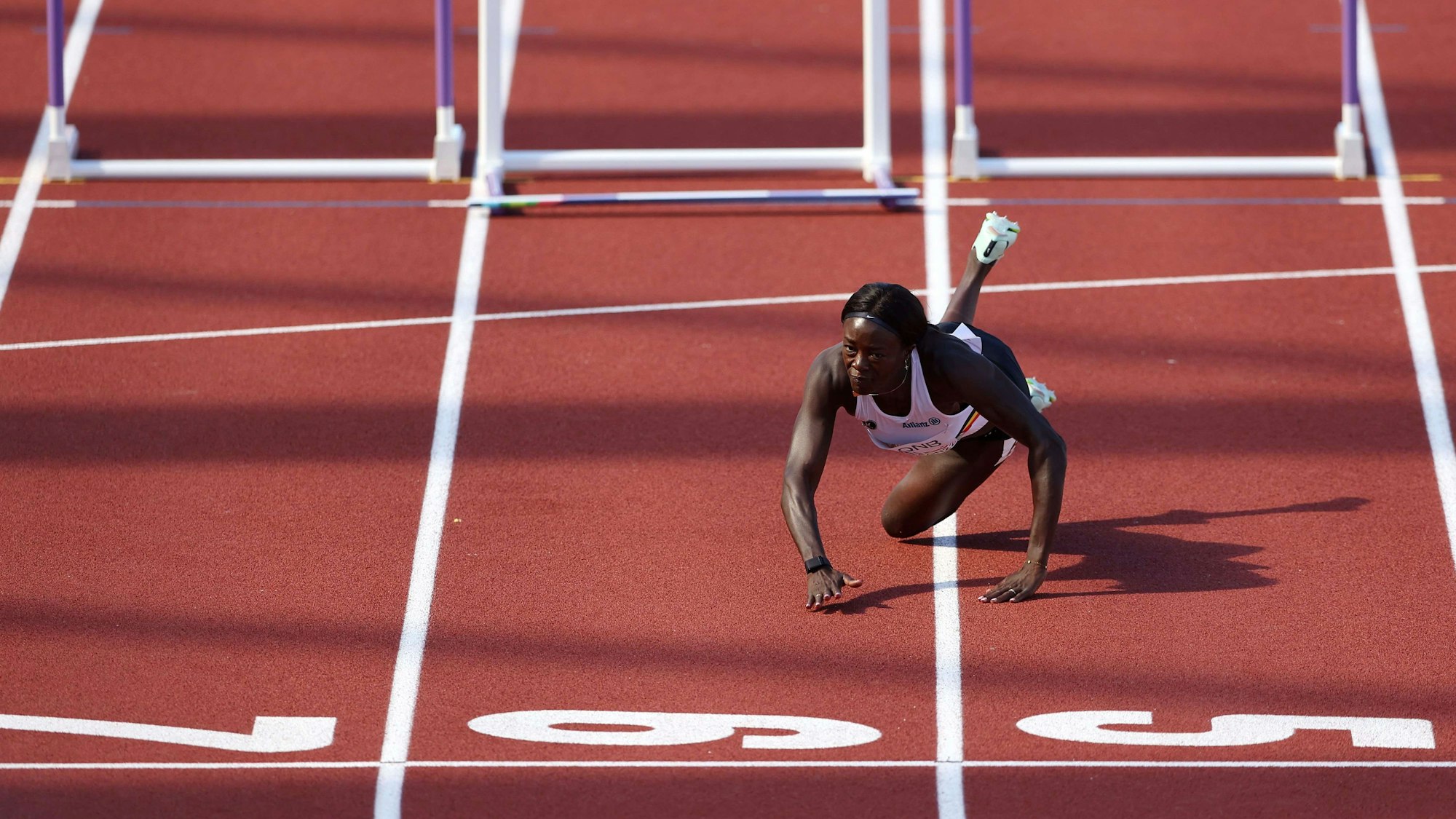 Anne Zagré kommt bei der Leichtathletik-WM bei ihrem Solo-Lauf über 100 Meter Hürden kurz vor dem Ziel zu Fall.