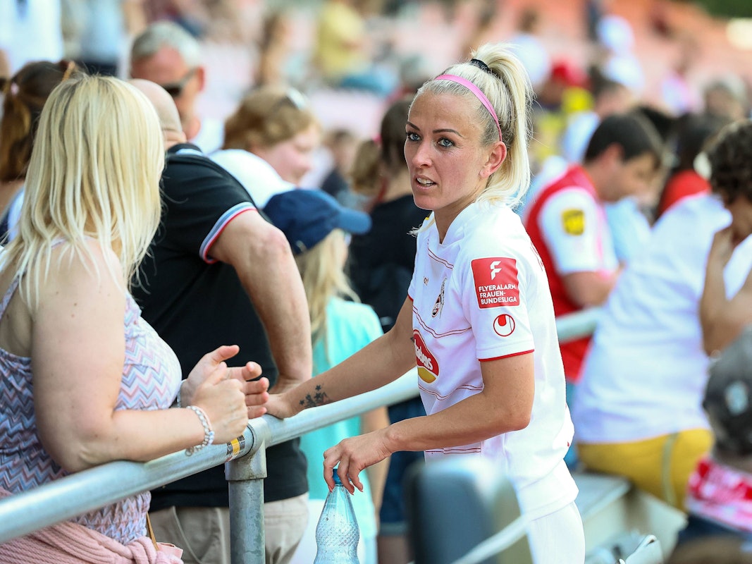 Mandy Islacker steht an der Absperrung und spricht mit den Fans