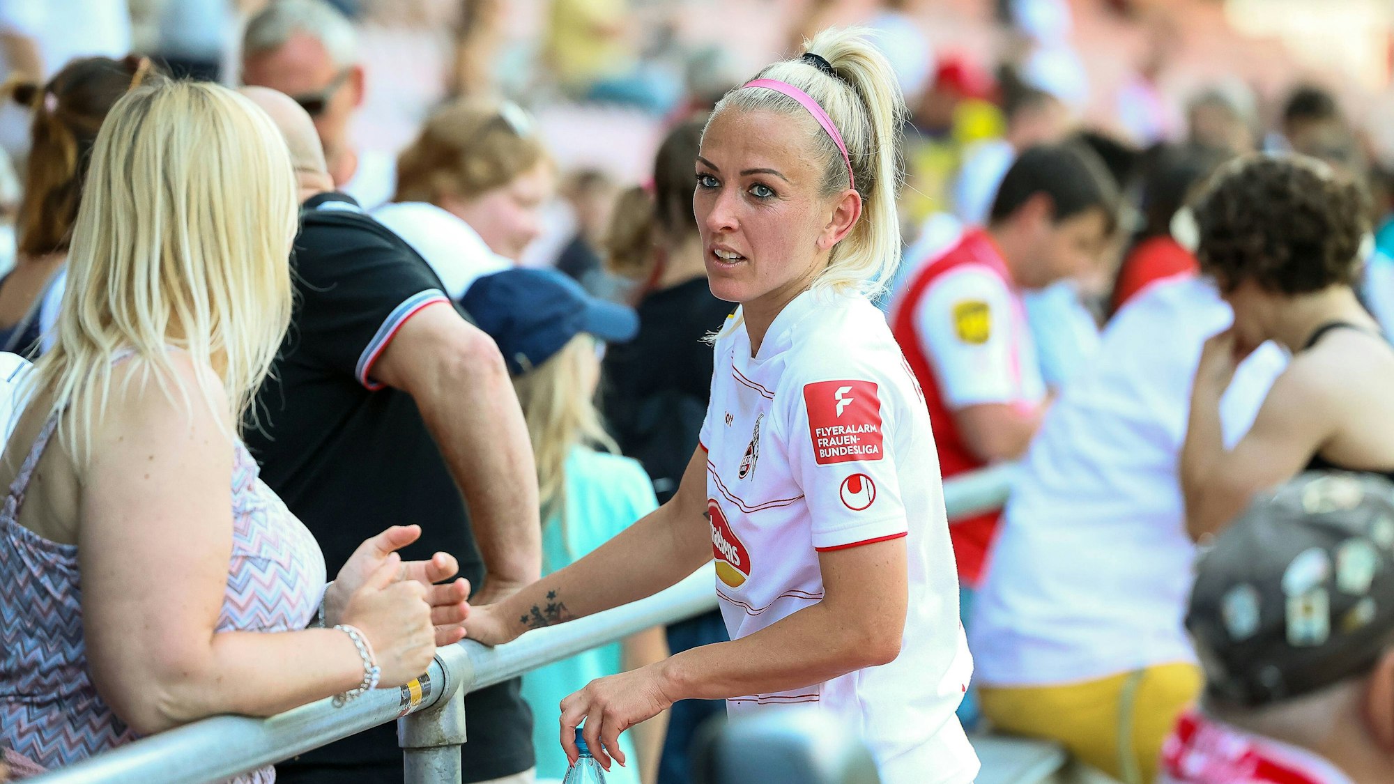 Mandy Islacker steht an der Absperrung und spricht mit den Fans
