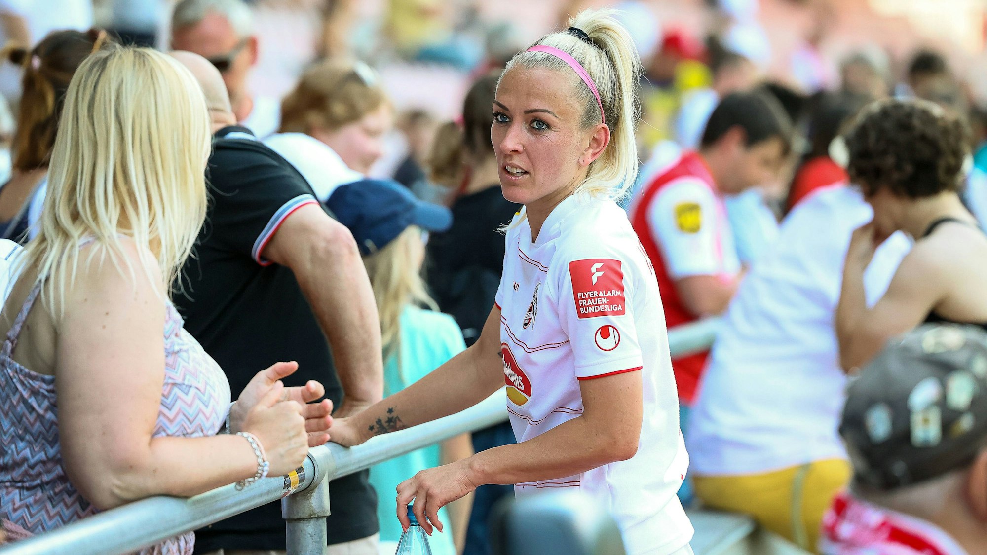 FC-Spielerinnen Mandy Islacker gibt Autogramme.