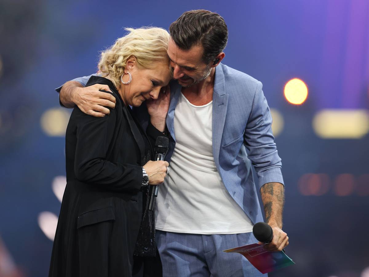 „Das große Schlagercomeback“ - Live-Show aus Leipzig - Das Erste. Moderator Florian Silbereisen und Schlagersängerin Nicole auf der Bühne.