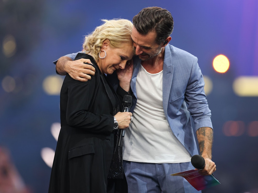 „Das große Schlagercomeback“ - Live-Show aus Leipzig - Das Erste. Moderator Florian Silbereisen und Schlagersängerin Nicole auf der Bühne.