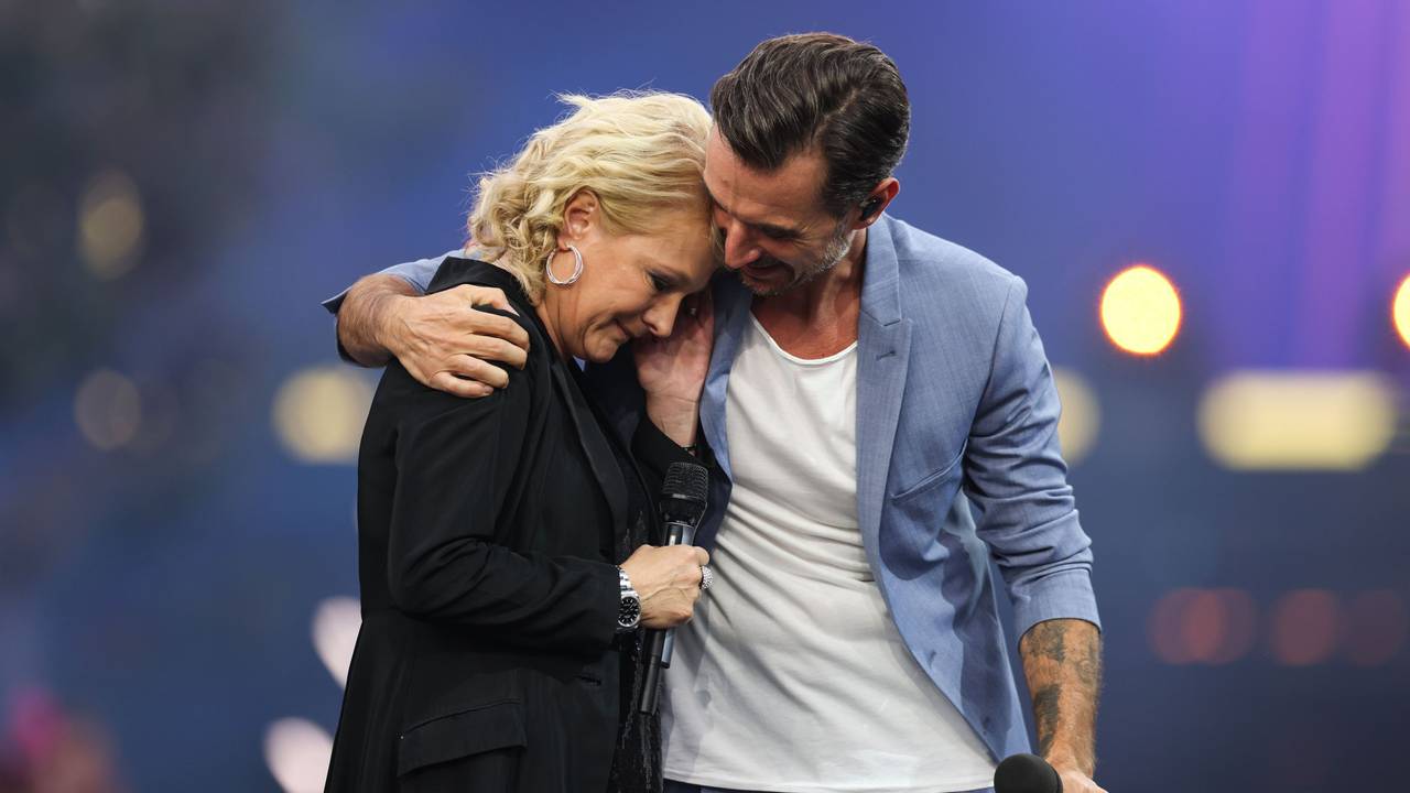 „Das große Schlagercomeback“ - Live-Show aus Leipzig - Das Erste. Moderator Florian Silbereisen und Schlagersängerin Nicole auf der Bühne.