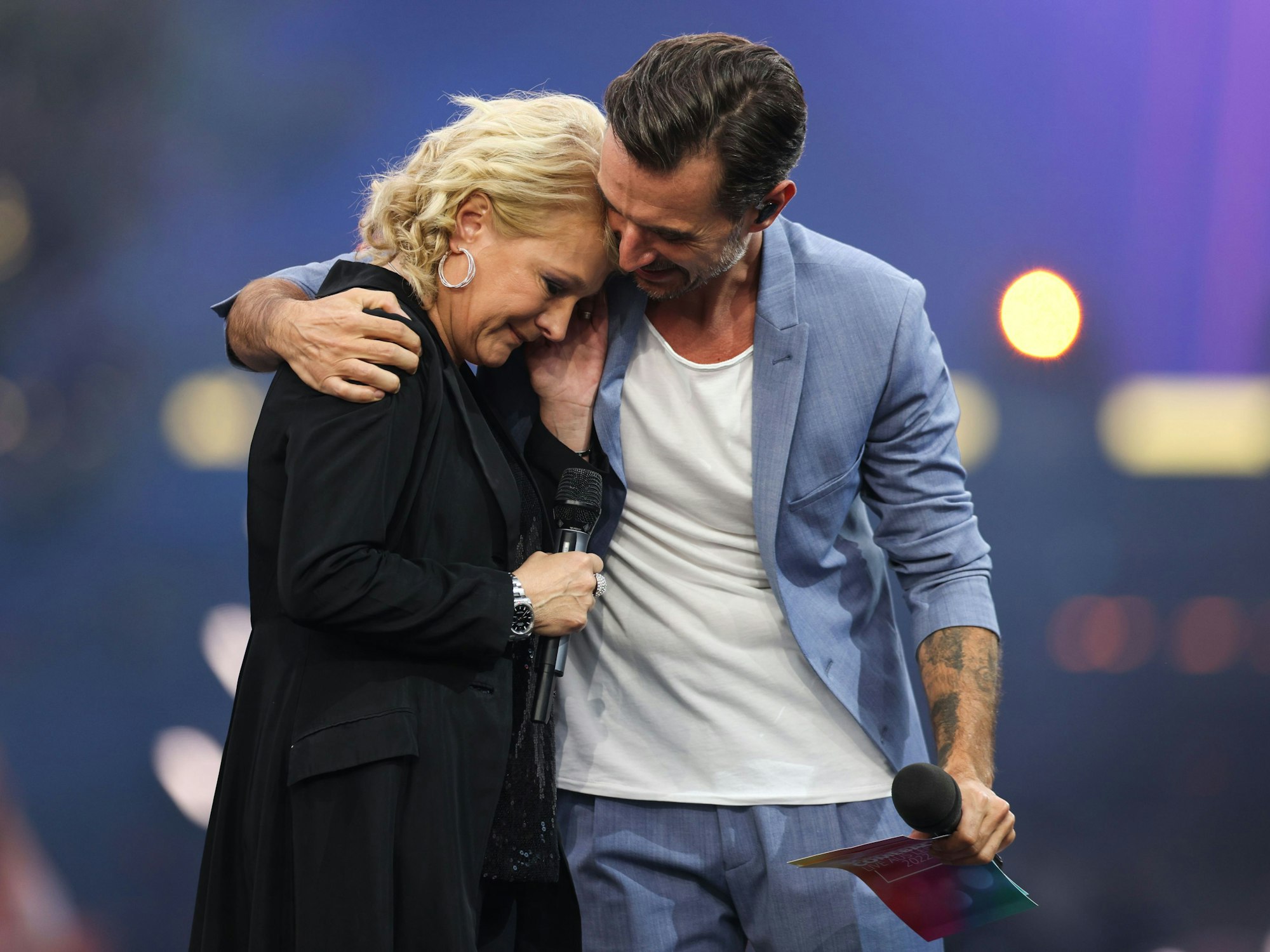 „Das große Schlagercomeback“ - Live-Show aus Leipzig - Das Erste. Moderator Florian Silbereisen und Schlagersängerin Nicole auf der Bühne.