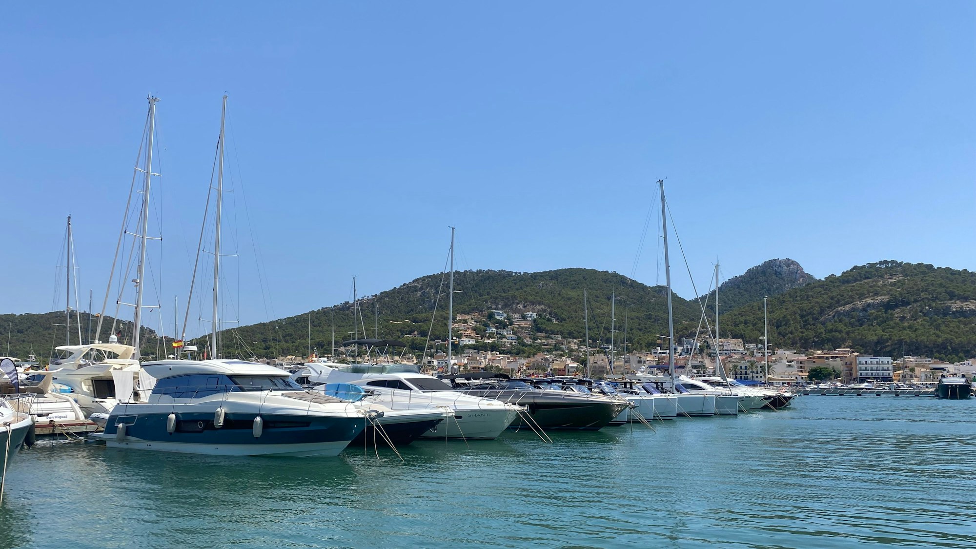 Im Yachthafen von Port d’Andratx liegen teure Boote vor Anker. Das Bild wurde am 24. Juli 2022 aufgenommen.