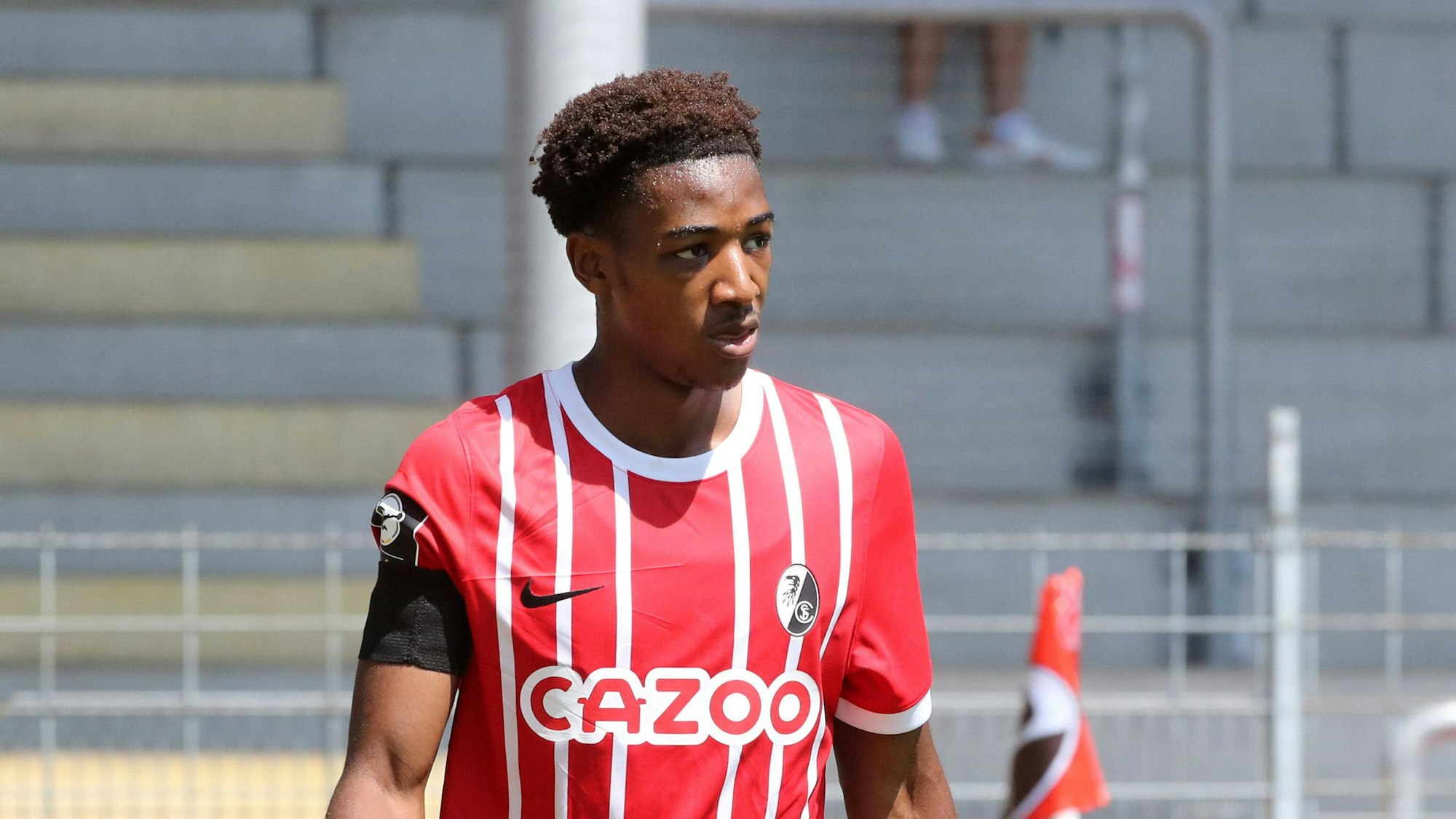 Kimberly Ezekwem läuft nach seiner Roten Karte im Drittliga-Spiel gegen Erzgebirge Aue vom Platz.