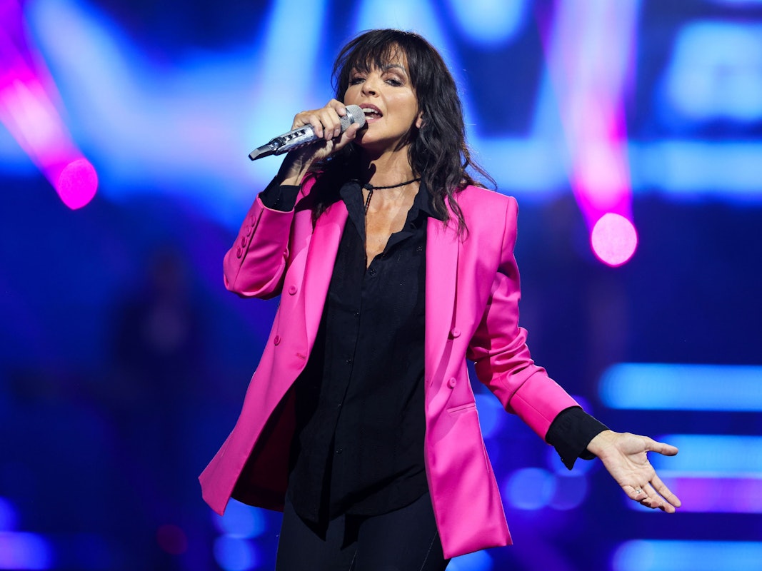 Schlagersängerin Nena singt auf der Bühne.