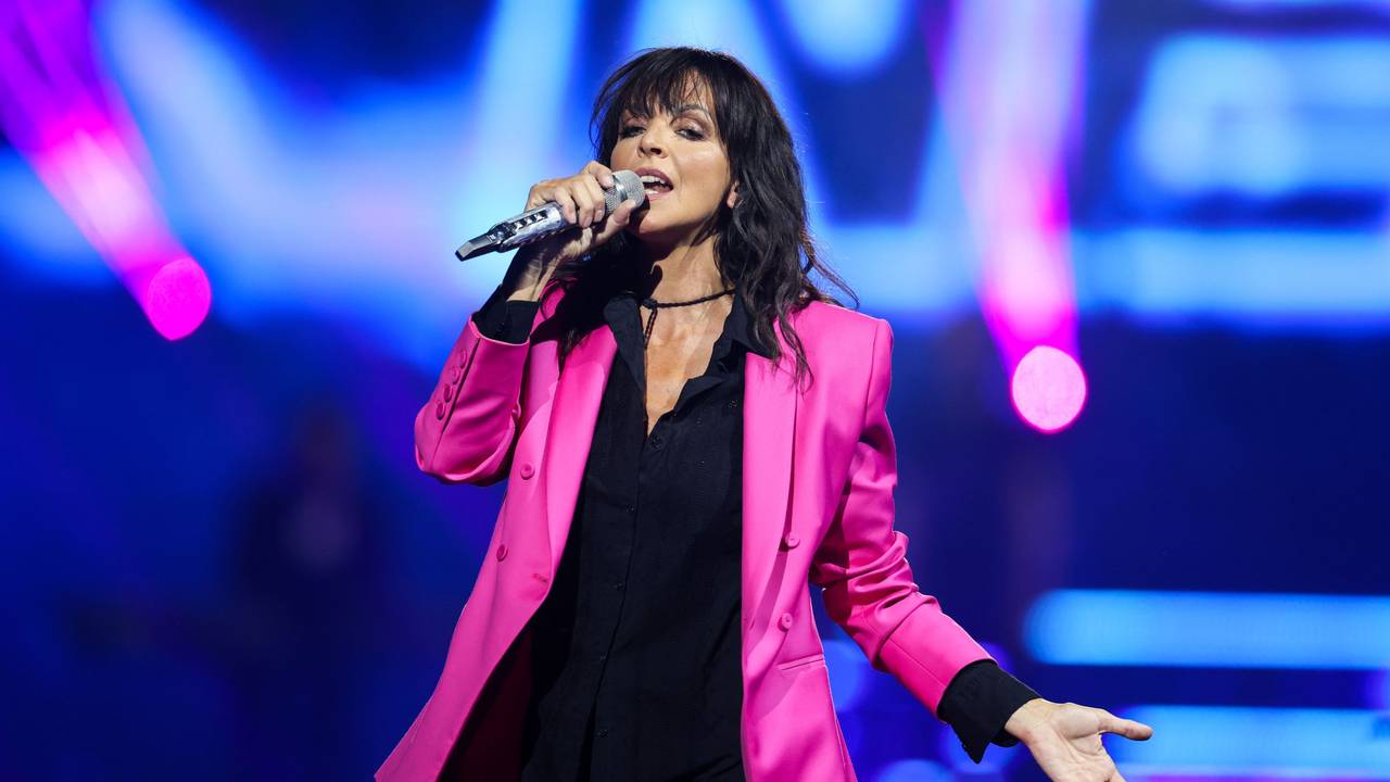 Schlagersängerin Nena singt auf der Bühne.