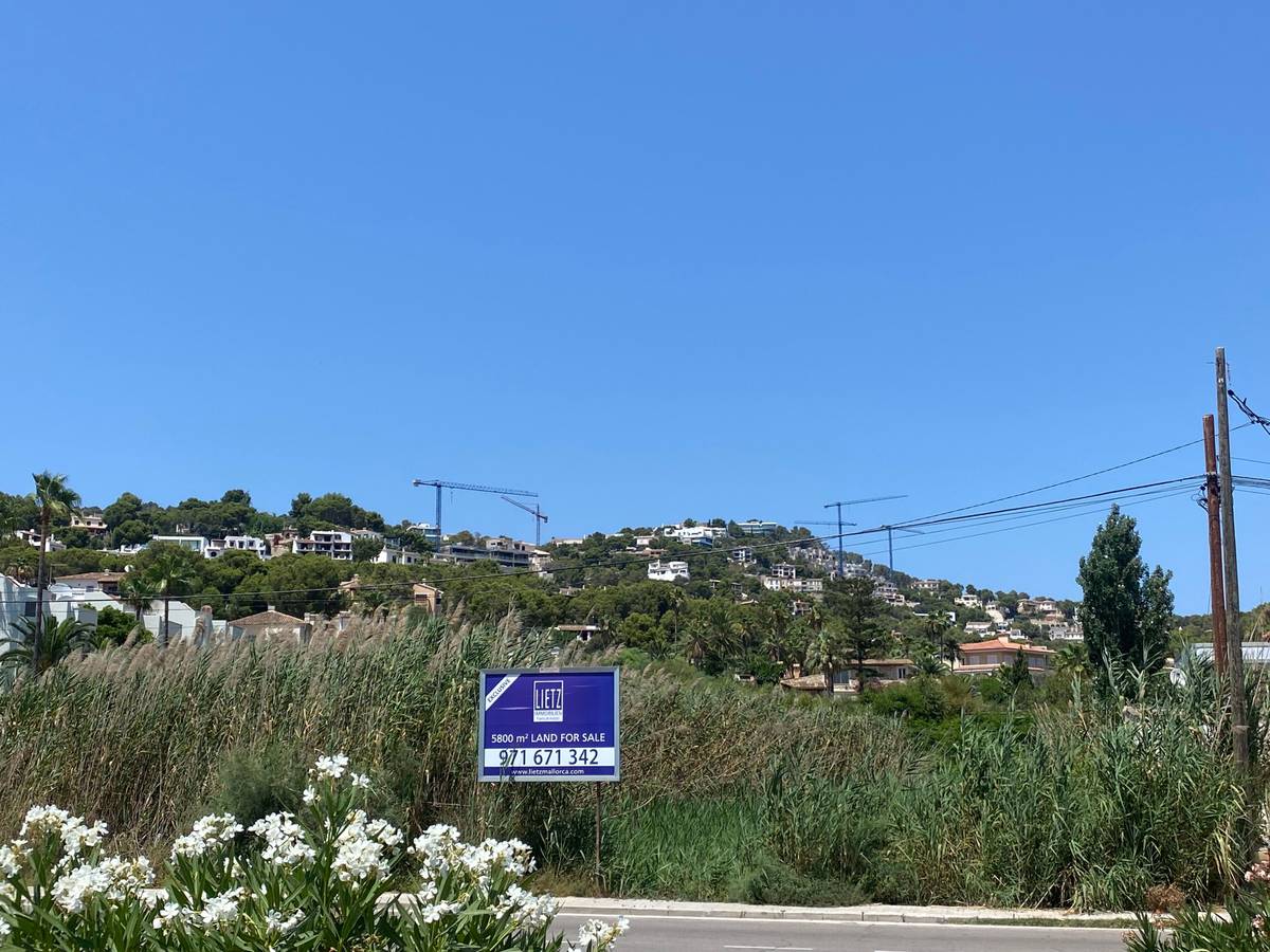 Das Schild einer Immobilienfirma in Port d’Andratx auf Mallorca