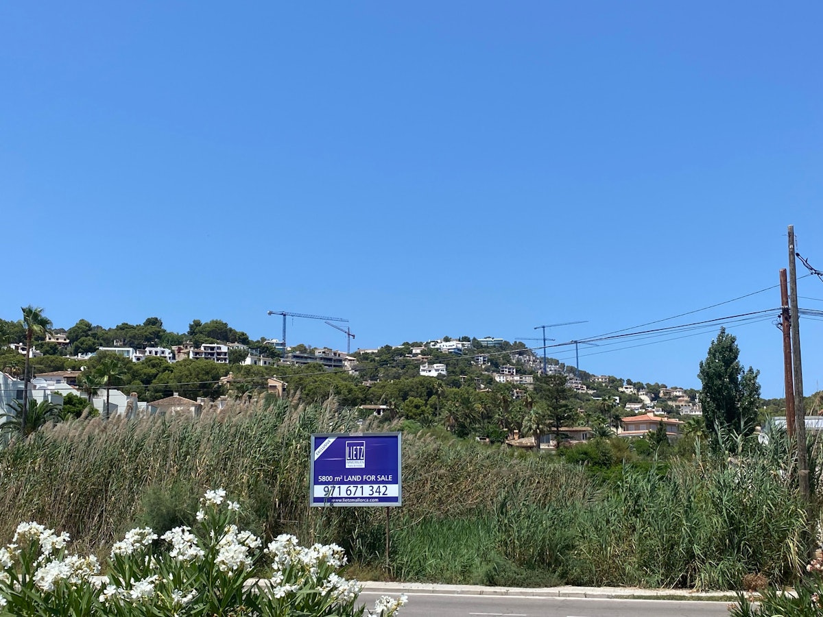Das Schild einer Immobilienfirma in Port d’Andratx auf Mallorca