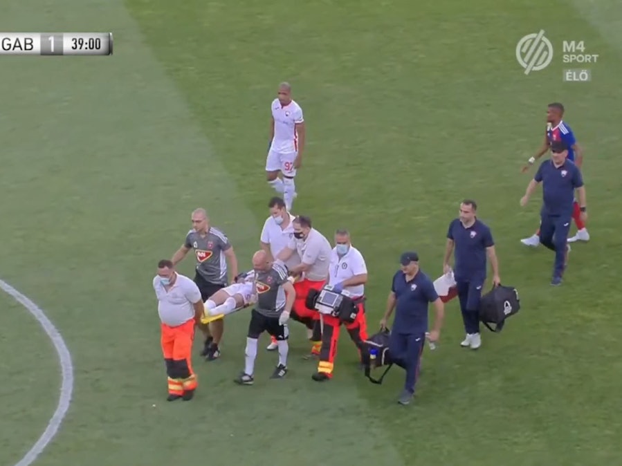 Ilkin Qyrtymov liegt im Quali-Spiel der Conference League zwischen Videoton Fehérvár verletzt auf dem Rasen und wird behandelt. Ein Mitspieler machte sich als Ersthelfer verdient.