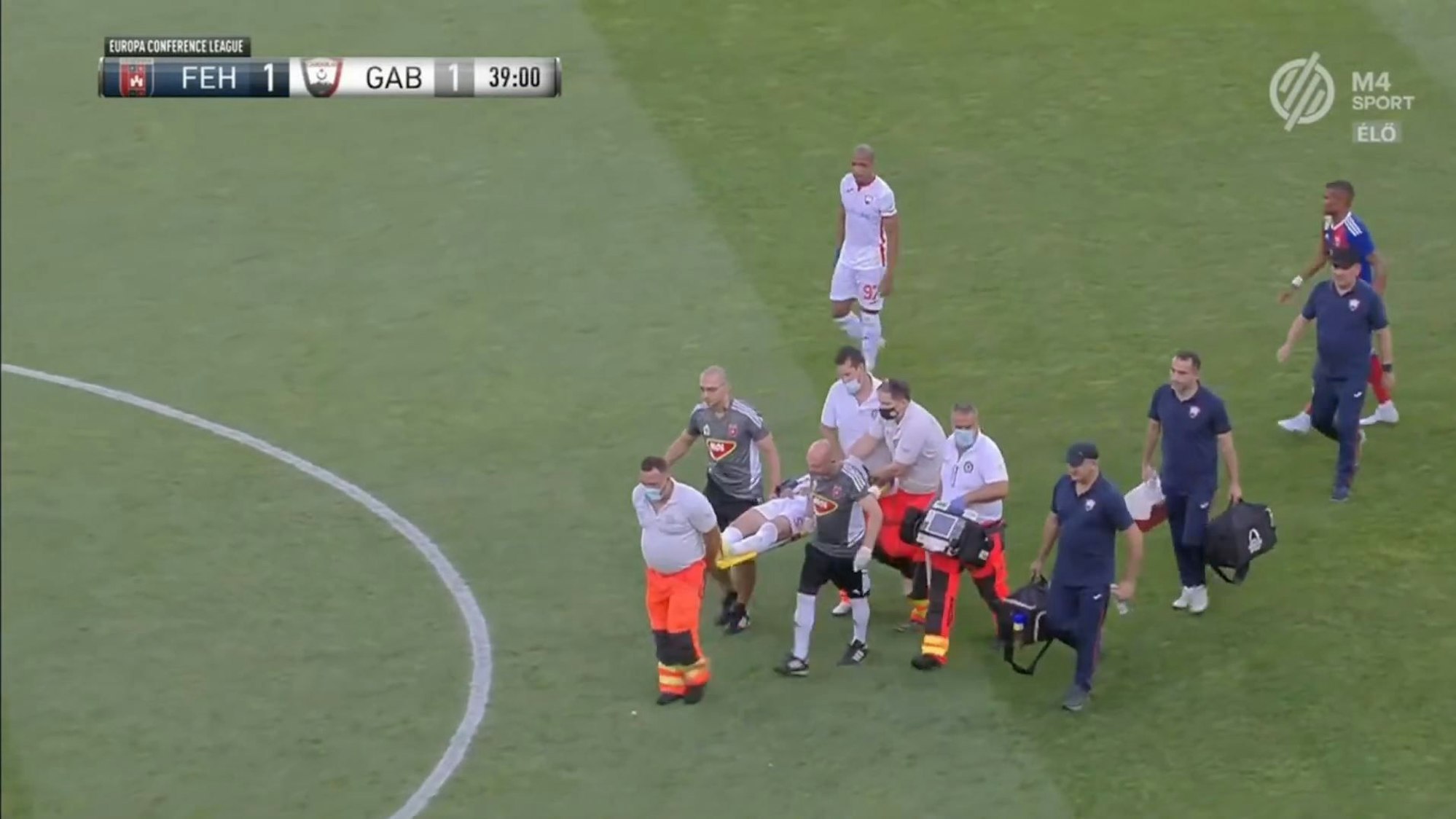 Ilkin Qyrtymov liegt im Quali-Spiel der Conference League zwischen Videoton Fehérvár verletzt auf dem Rasen und wird behandelt. Ein Mitspieler machte sich als Ersthelfer verdient.