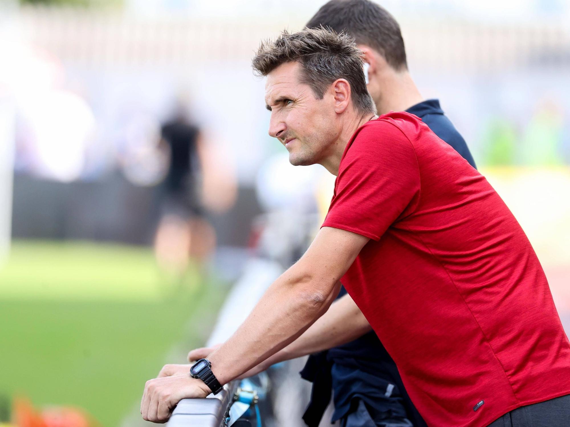 Miroslav Klose schaut traurig drein am 24. Juli 2022 bei seinem Debüt als Cheftrainer des SCR Altach im Spiel beim TSV Hartberg.