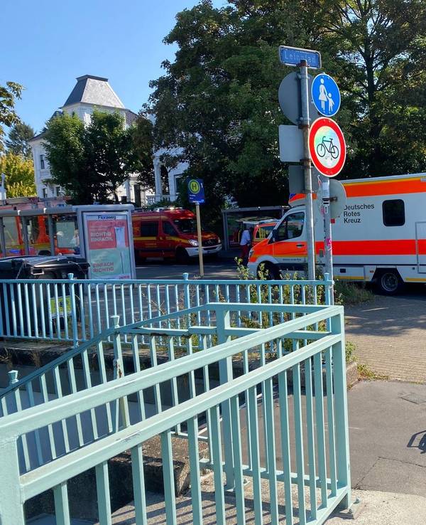 Ein Rettungswagen mit offener Tür steht auf der Straße, ein paar Meter davor befindet sich eine Trage auf dem Boden.