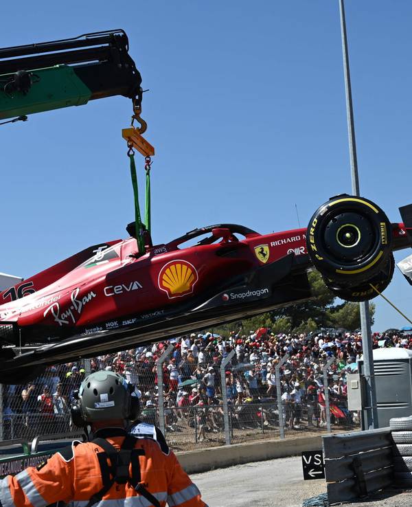 Der Ferrari von Charles Leclerc wird von einem Kran abtransportiert.
