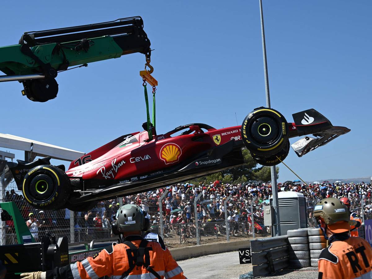 Der Ferrari von Charles Leclerc wird von einem Kran abtransportiert.