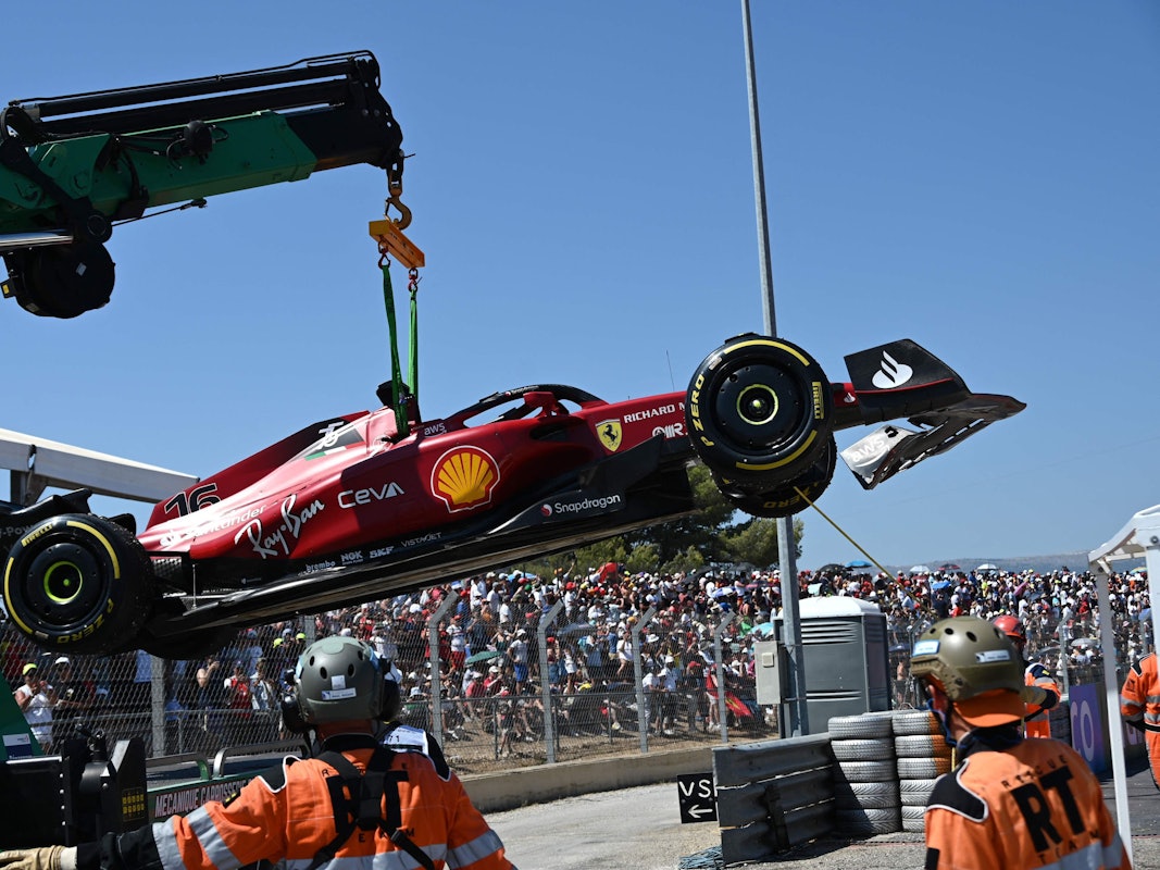 Der Ferrari von Charles Leclerc wird von einem Kran abtransportiert.