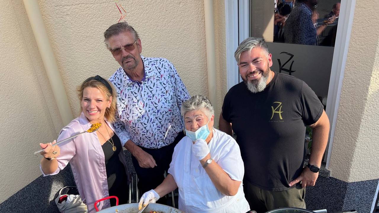 Denise Humeres Gonzales, Günther Klum, Köchin Maria und Roberto in der Gaststätte zum Horn in Bergisch Gladbach.