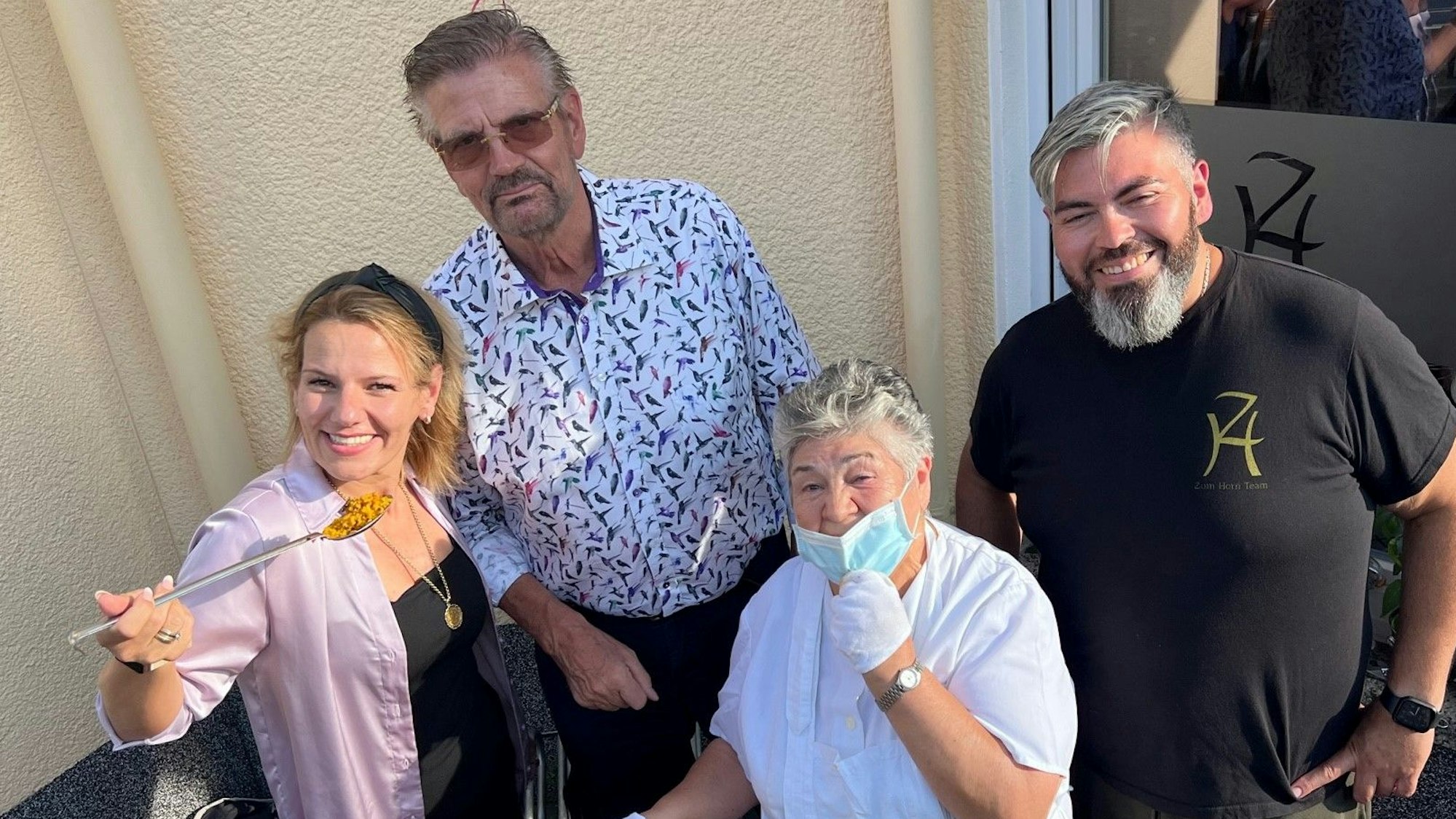 Denise Humeres Gonzales, Günther Klum, Köchin Maria und Roberto in der Gaststätte zum Horn in Bergisch Gladbach.