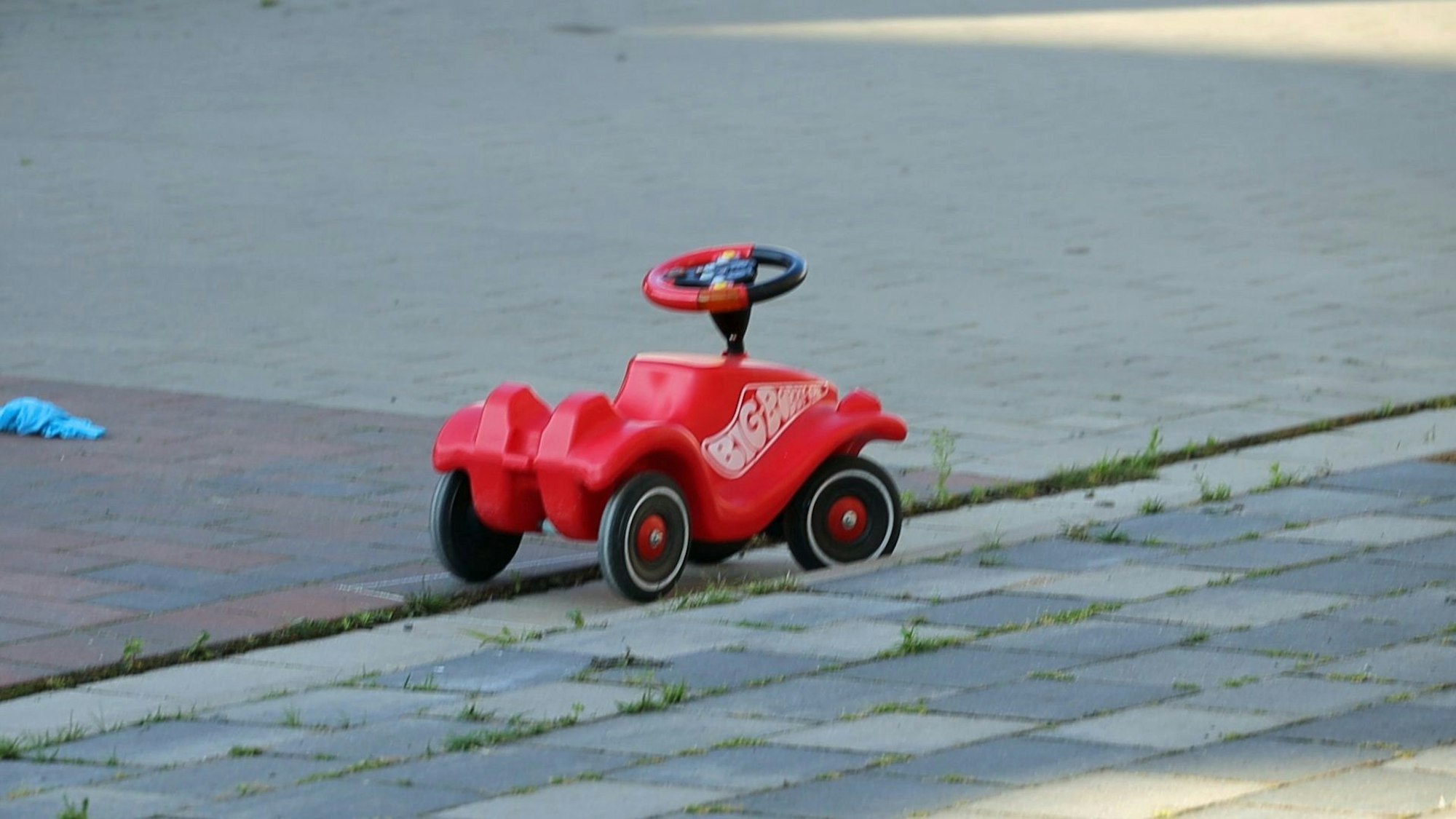 Ein Bobbycar steht an einer verkehrsberuhigten Straße in Bohmte.