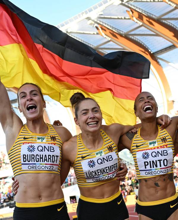 Tatjana Pinto, Alexandra Burghardt, Gina Lückenkemper und Rebekka Haase jubeln.
