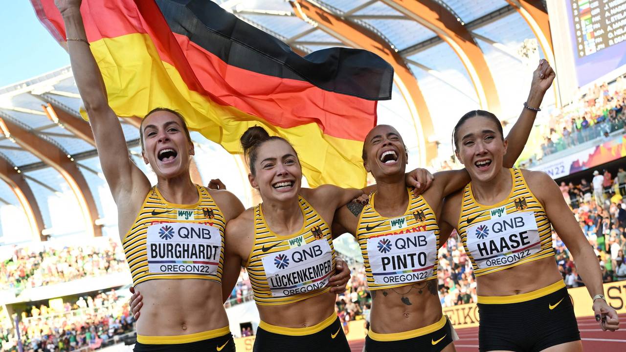 Tatjana Pinto, Alexandra Burghardt, Gina Lückenkemper und Rebekka Haase jubeln.