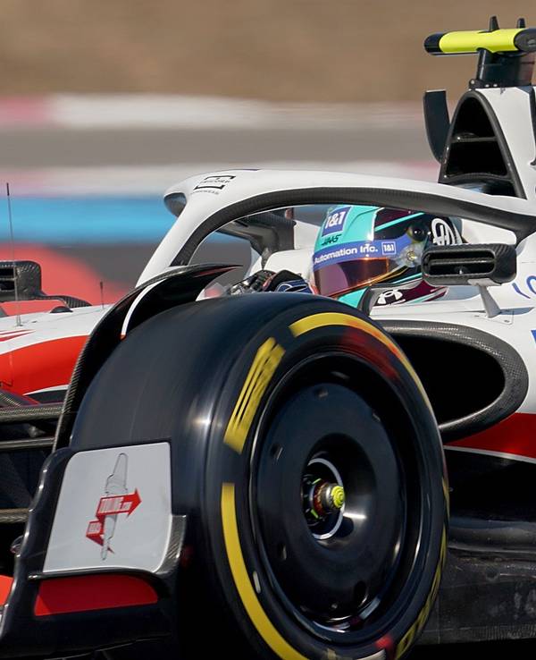 Mick Schumacher aus Deutschland vom Team Haas ist auf der Strecke in Le Castellet unterwegs.