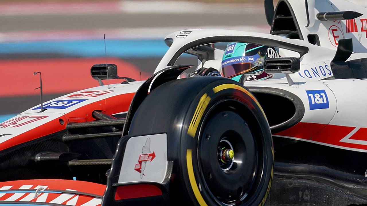 Mick Schumacher aus Deutschland vom Team Haas ist auf der Strecke in Le Castellet unterwegs.