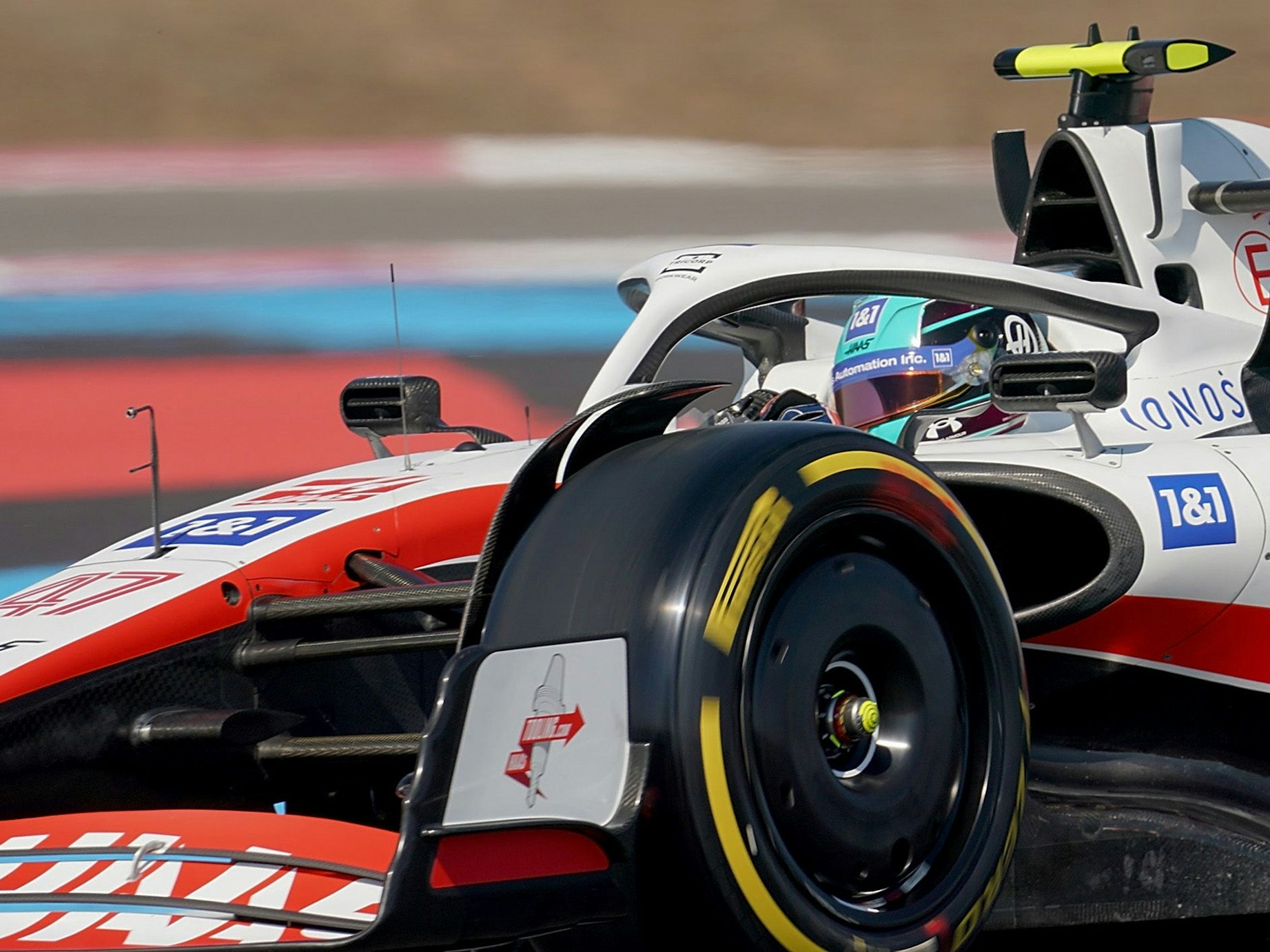 Mick Schumacher aus Deutschland vom Team Haas ist auf der Strecke in Le Castellet unterwegs.