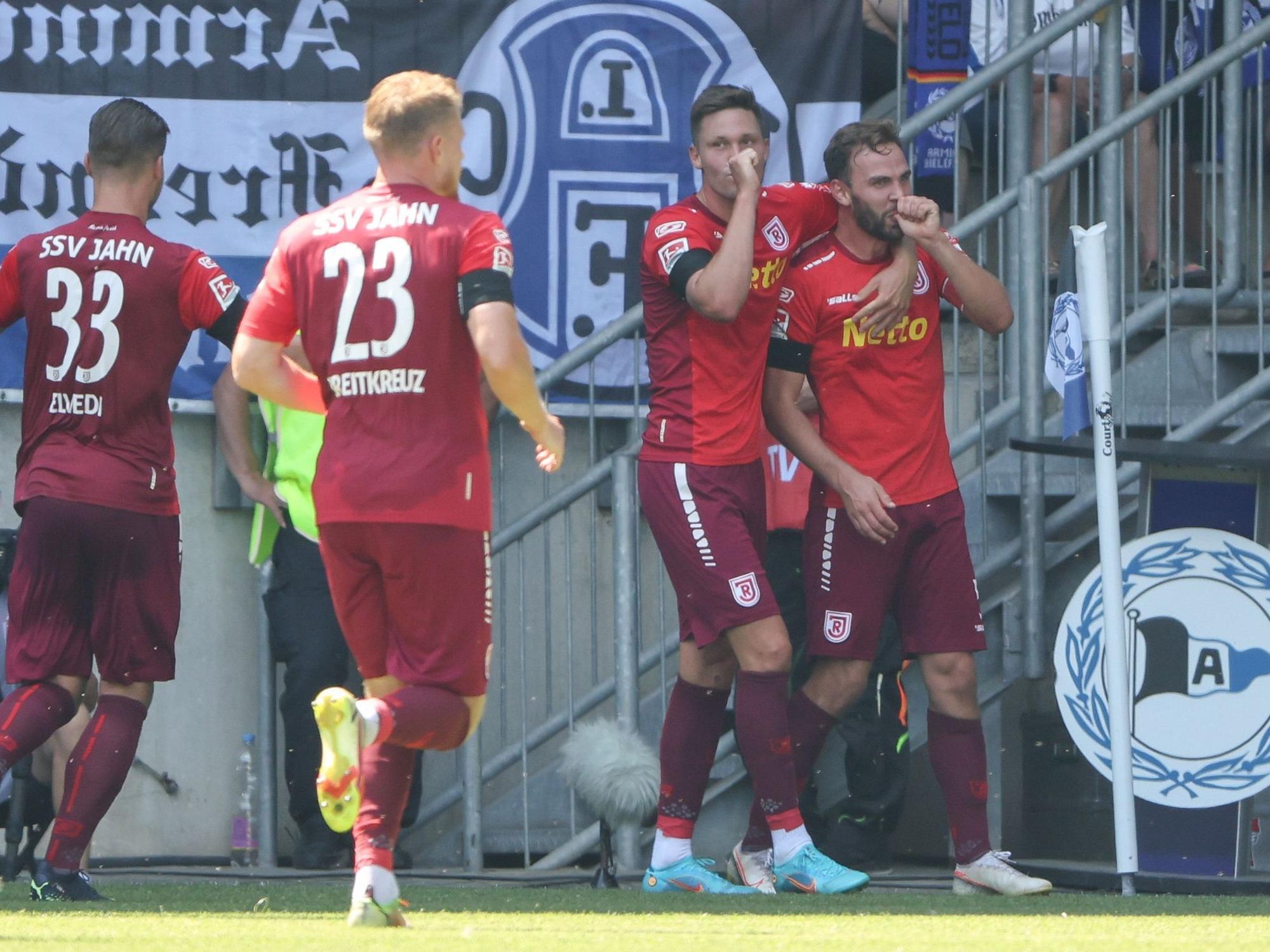 Fußball: 2. Bundesliga, Arminia Bielefeld - Jahn Regensburg, 2. Spieltag in der Schüco-Arena. Regensburgs Torschütze Benedikt Gimber (r) feiert seinen Treffer zum 0:1 mit seinen Teamkollegen. +++ dpa-Bildfunk +++