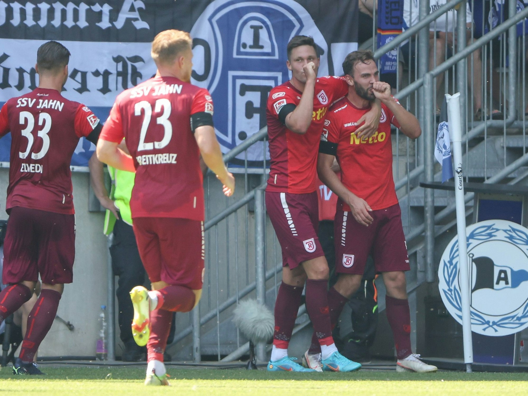 Fußball: 2. Bundesliga, Arminia Bielefeld - Jahn Regensburg, 2. Spieltag in der Schüco-Arena. Regensburgs Torschütze Benedikt Gimber (r) feiert seinen Treffer zum 0:1 mit seinen Teamkollegen. +++ dpa-Bildfunk +++
