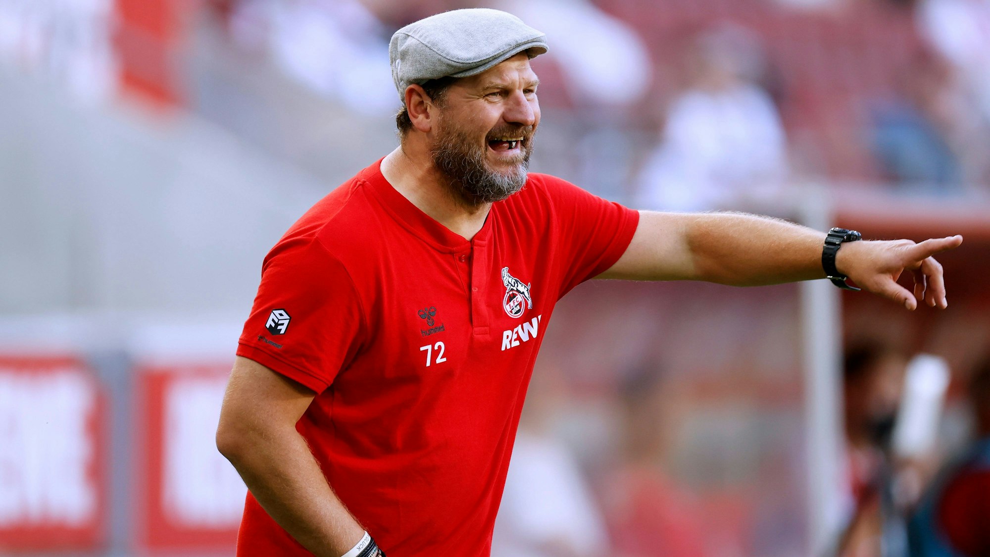 Steffen Baumgart steht beim Testspiel-Highlight gegen AC Mailand am 16. Juli 2022 an der Seitenlinie.