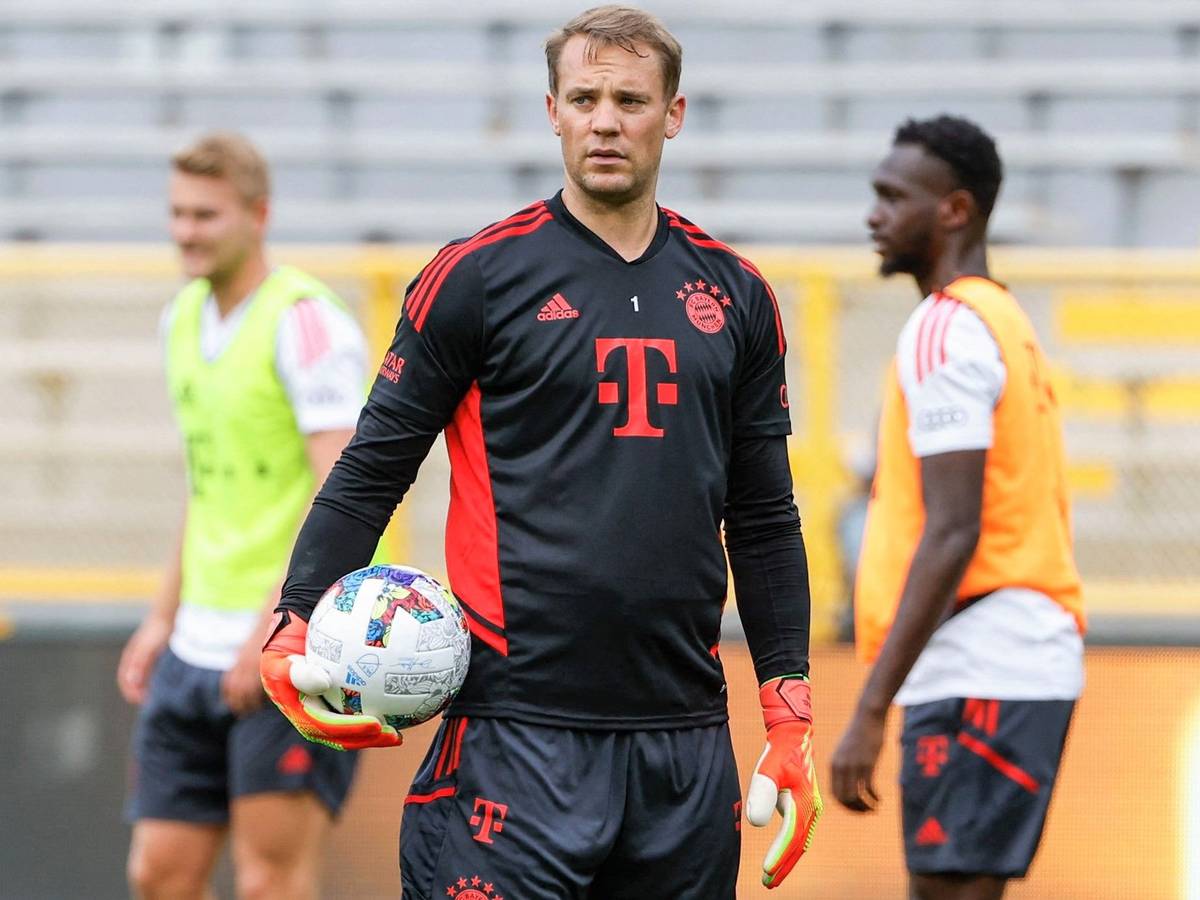 Manuel Neuer hält im Training des FC Bayern München einen Ball in der Hand.