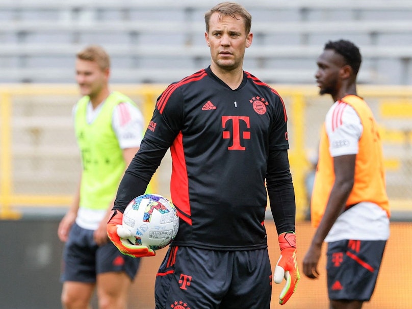 Manuel Neuer hält im Training des FC Bayern München einen Ball in der Hand.