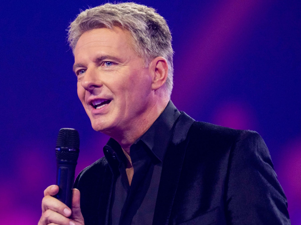 Moderator Jörg Pilawa steht während einer TV-Aufzeichnung von „Die Silvester Show mit Jörg Pilawa" auf der Bühne.
